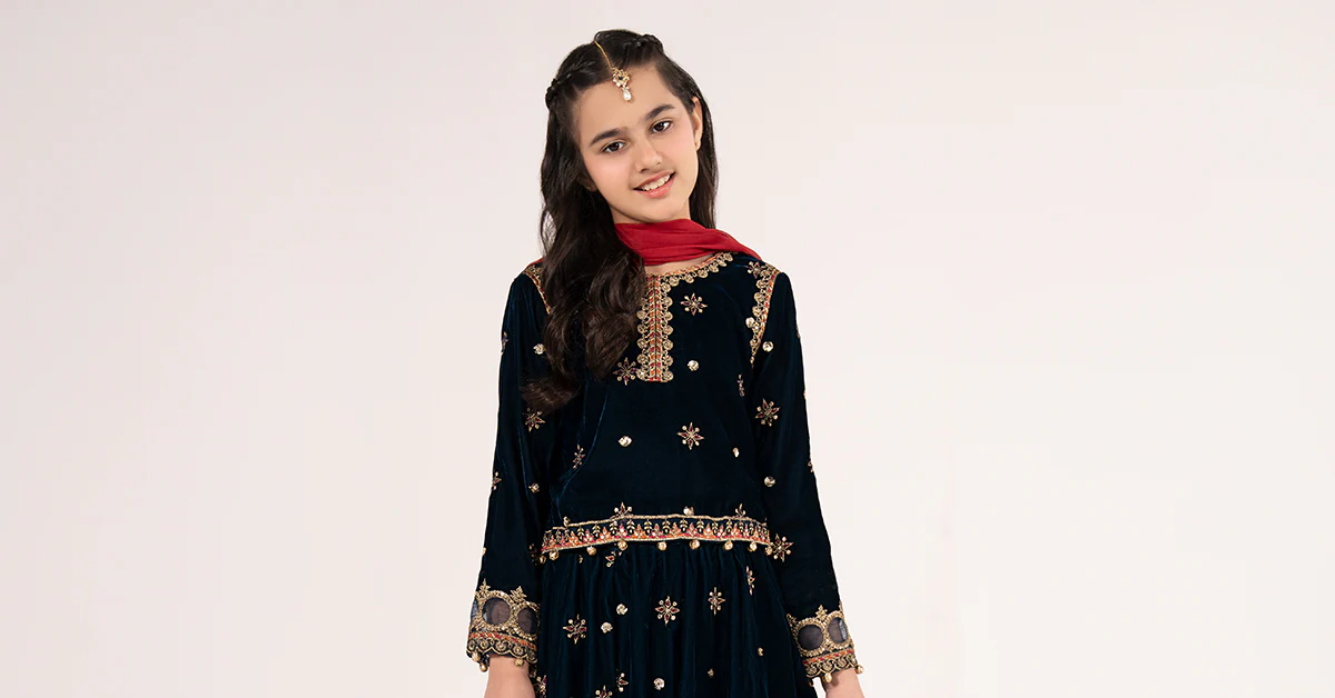 3 Piece Embroidered Velvet Suit - Image 7