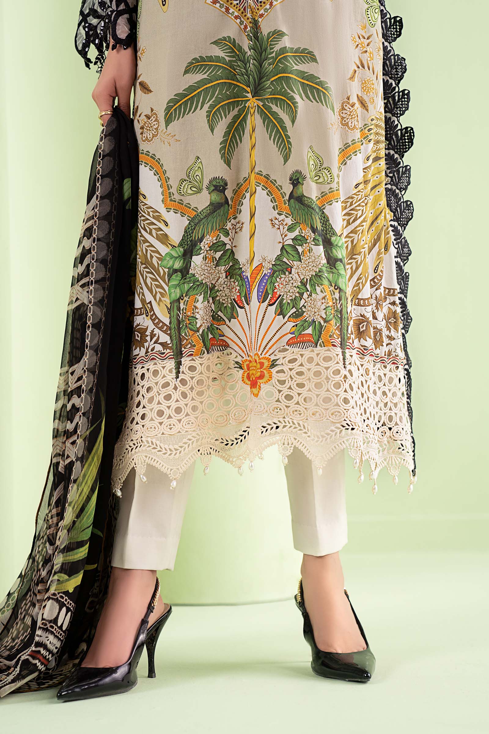 3 Piece Embroidered Lawn Suit - Image 5