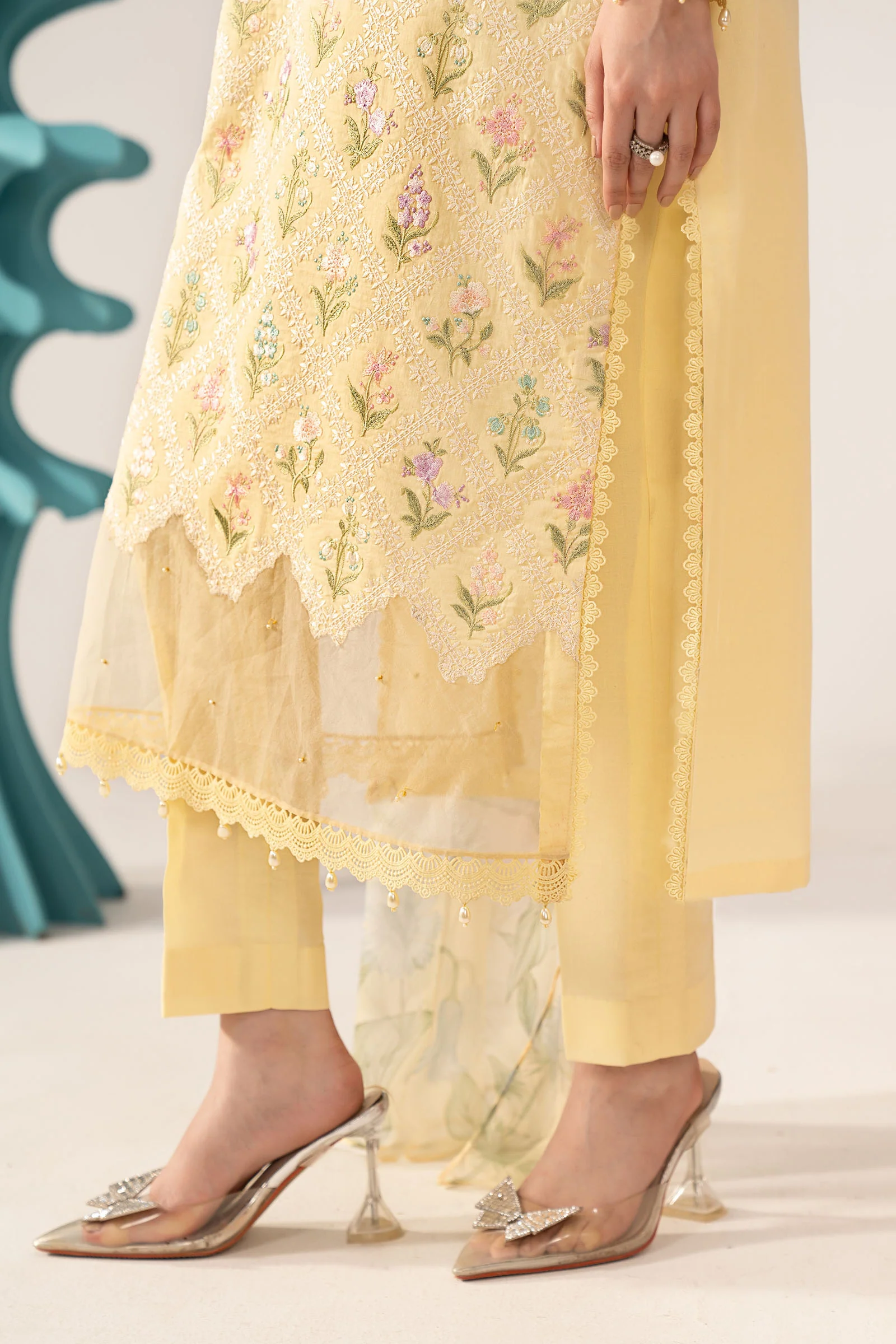 3 Piece Embroidered Lawn Suit - Image 5