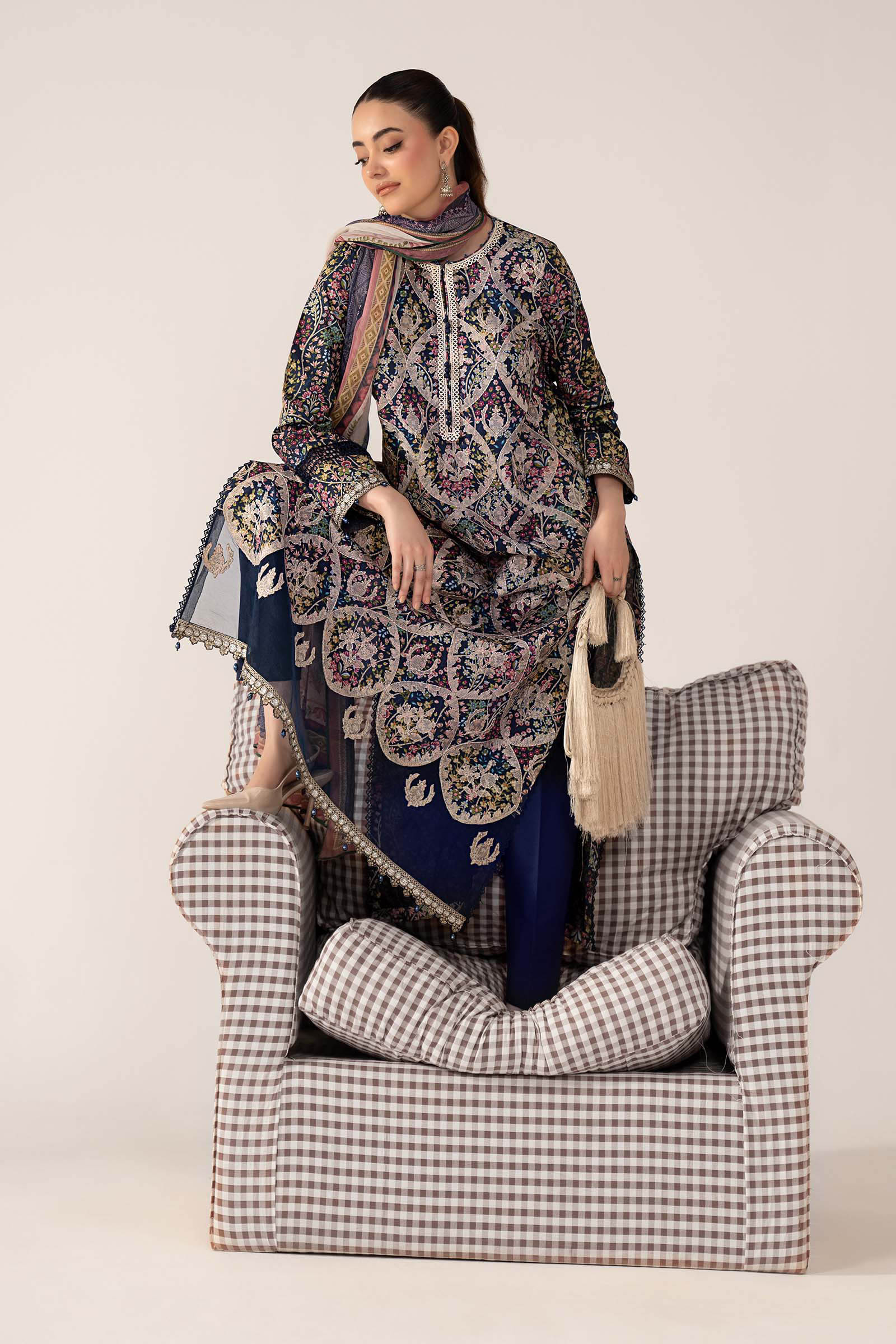 3 Piece Embroidered Lawn Suit - Image 3