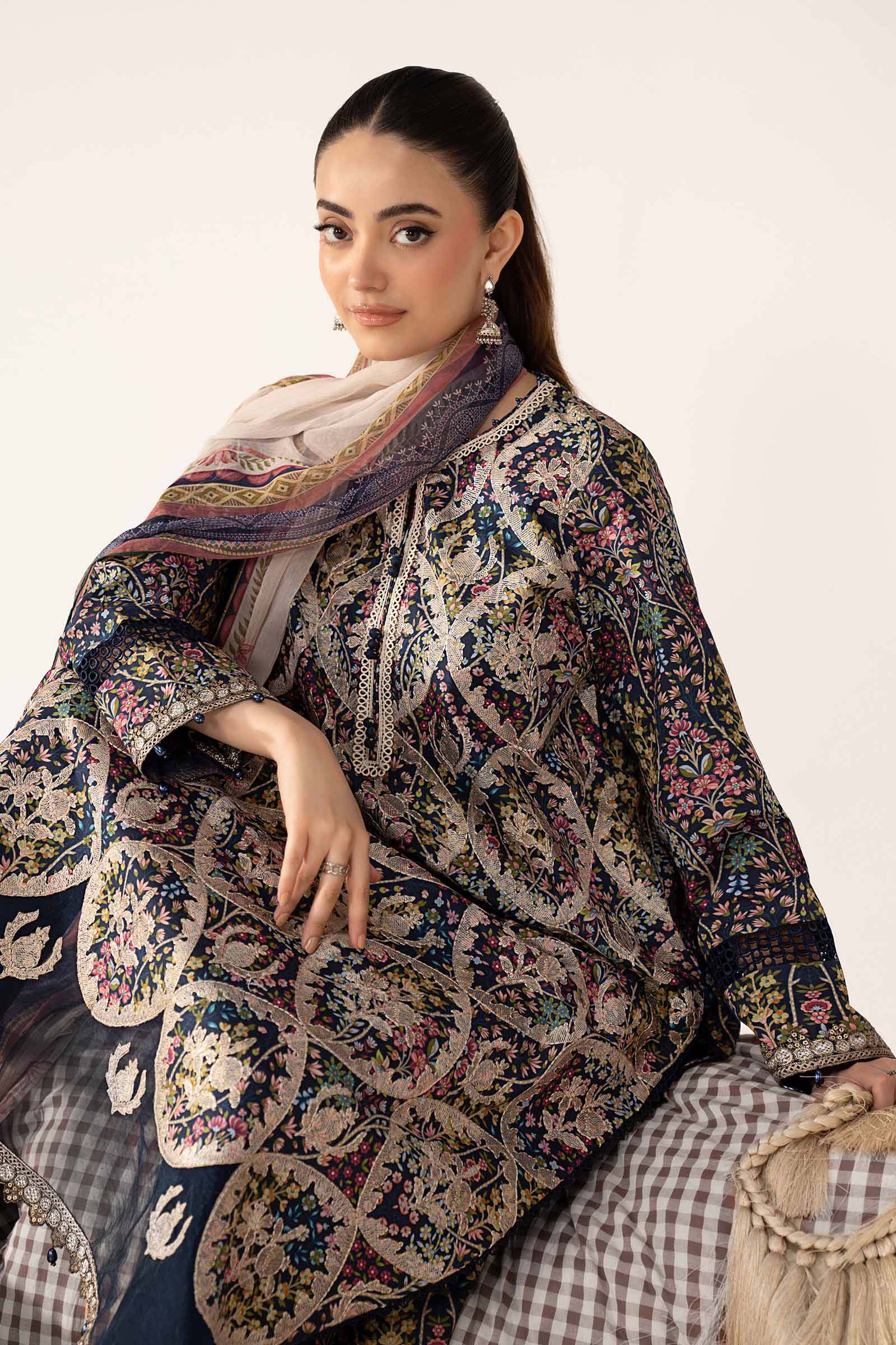 3 Piece Embroidered Lawn Suit - Image 4