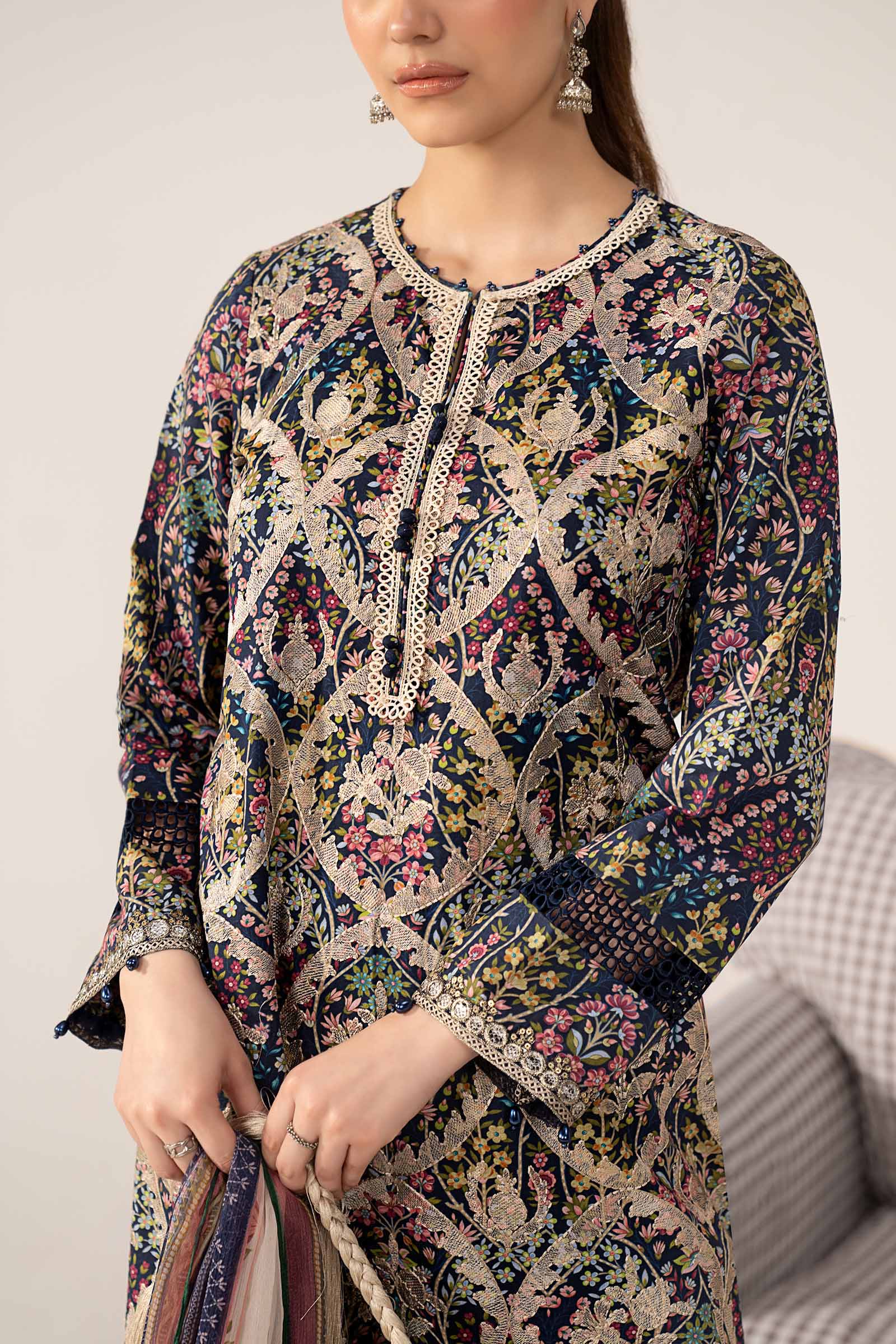 3 Piece Embroidered Lawn Suit - Image 5