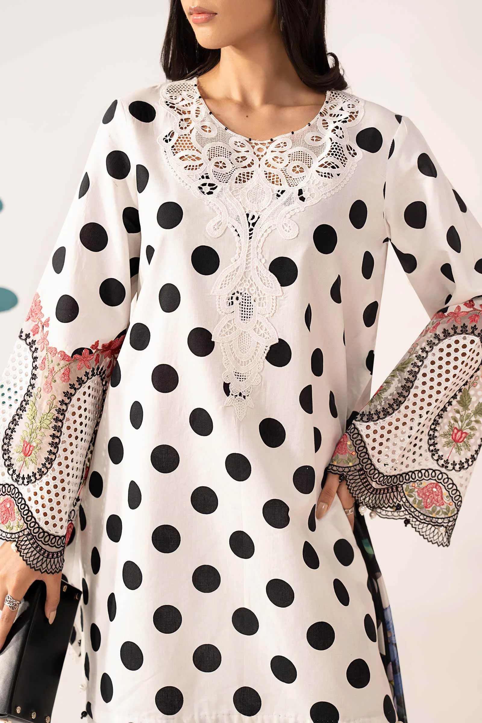 3 Piece Embroidered Lawn Suit - Image 4