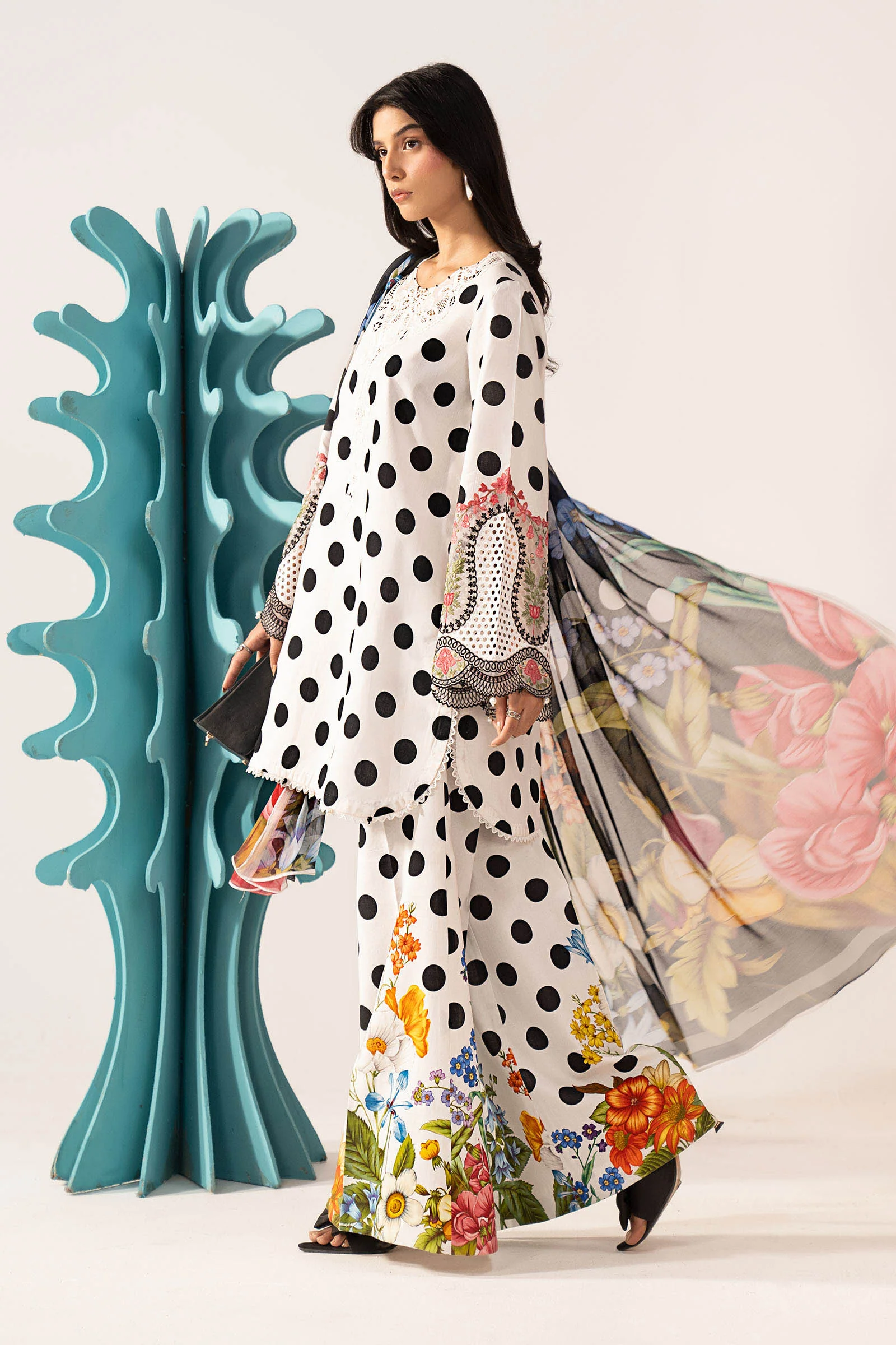3 Piece Embroidered Lawn Suit - Image 7