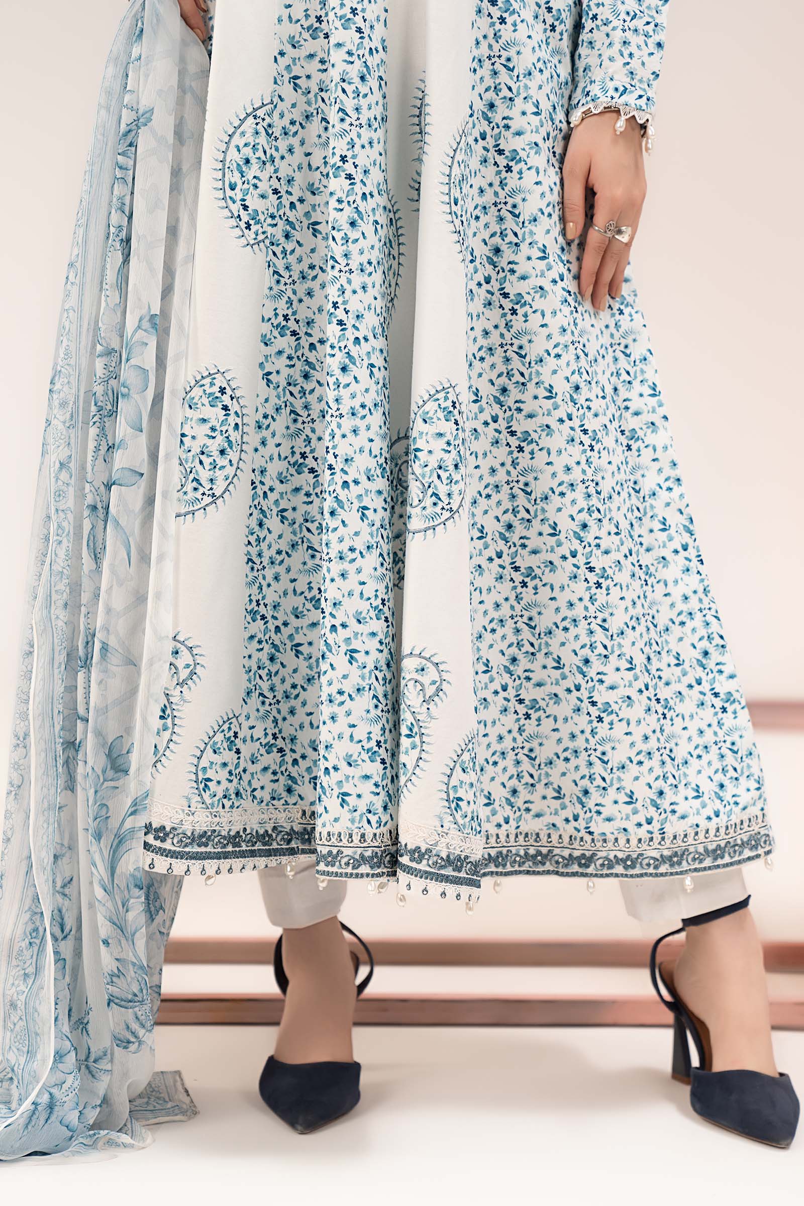 3 Piece Embroidered Lawn Suit - Image 4