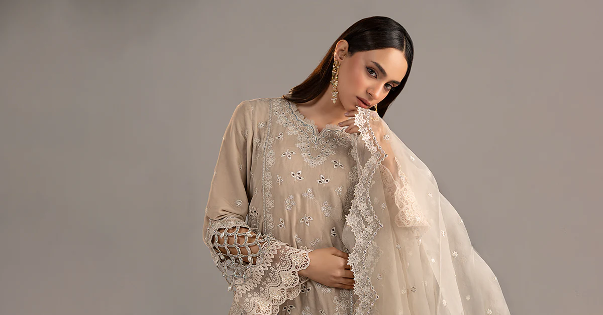 3 Piece Embroidered Velvet Suit - Image 8